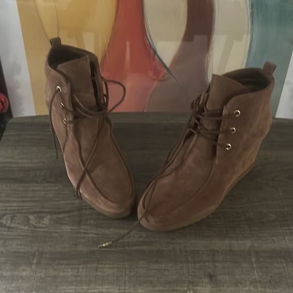 Beautiful Color Kamel Brand New … Worn Once..Comfortable and Classy! - Picture 4 of 6